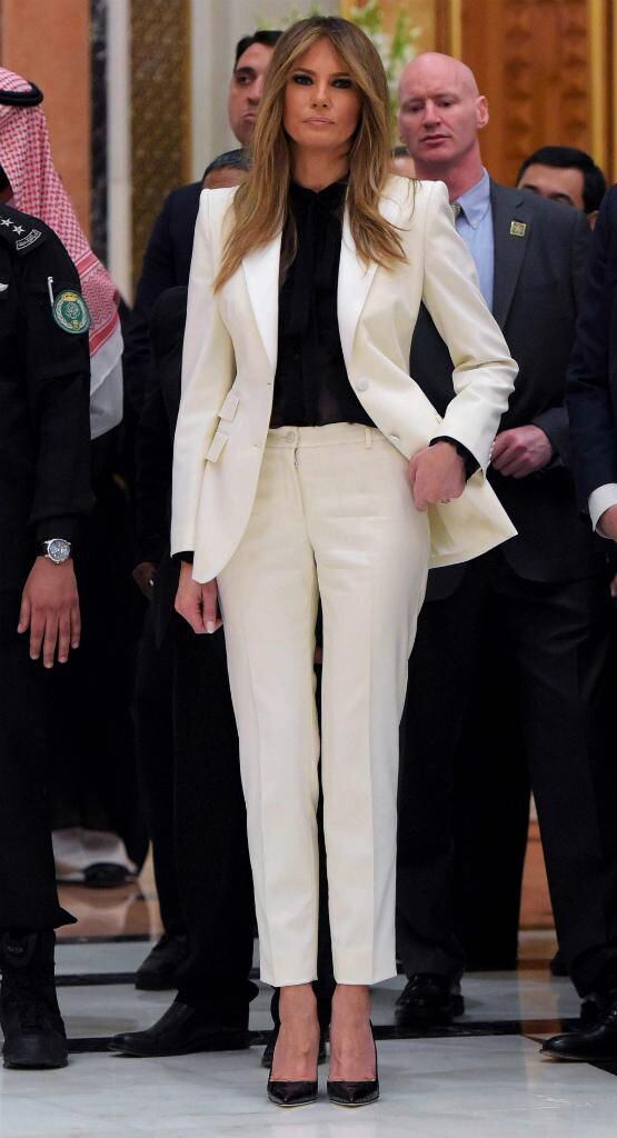 Los controversiales atuendos de Melania Trump en su primera gira como primera dama