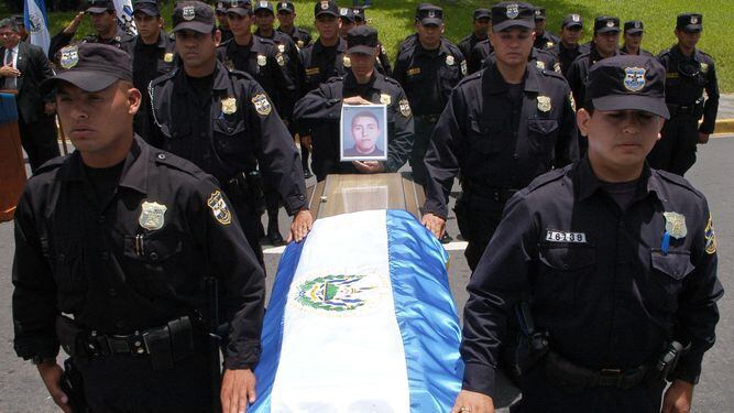 En el Salvador aconsejan a policías disparar sin temor