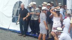 Bill Clinton recorre el parque eólico construido en Coclé