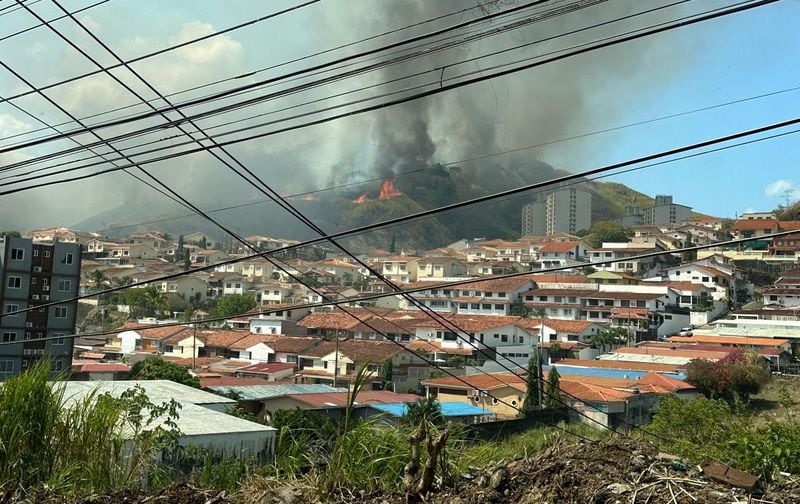 Bomberos: al menos 30 hectáreas resultaron afectadas por incendio en cerros de Limajo y Los Andes