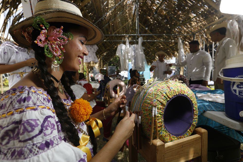 Honor para las artesanas en el Desfile de las Mil Polleras