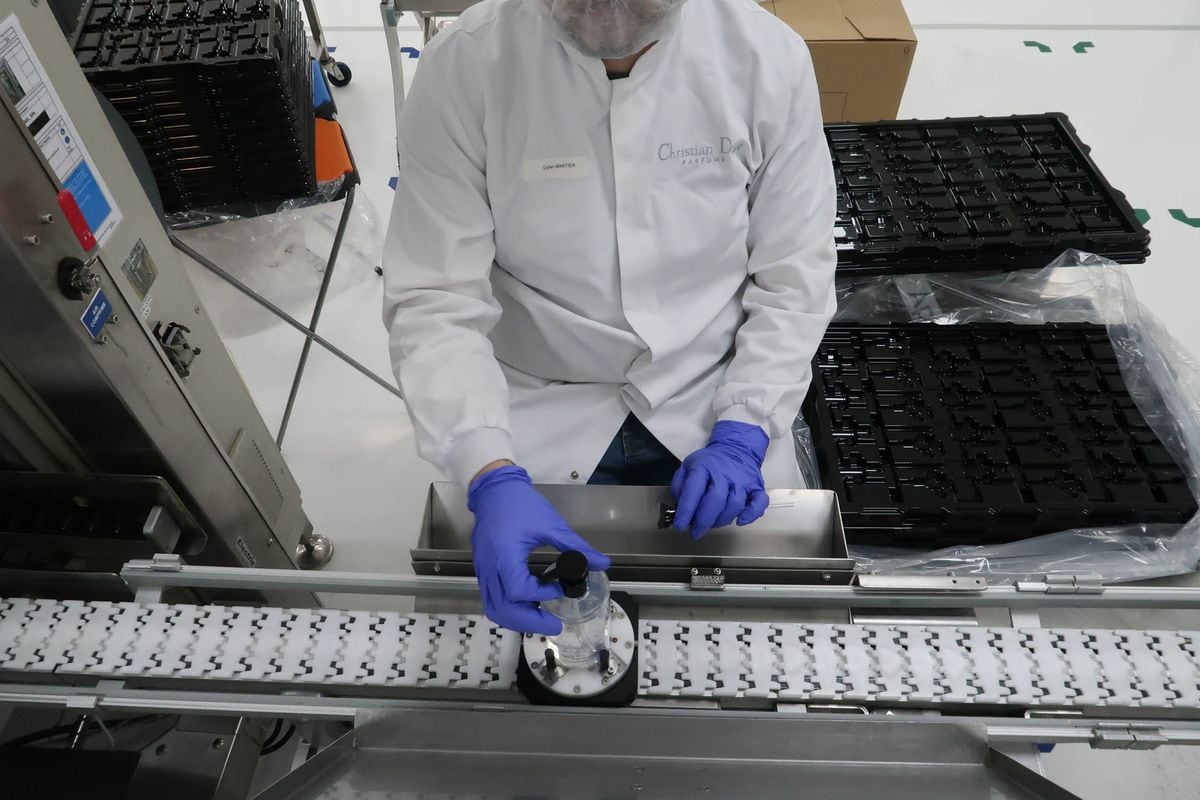 Fábricas de perfumes y cosméticos de Louis Vuitton producen gel antibacterial para donar
