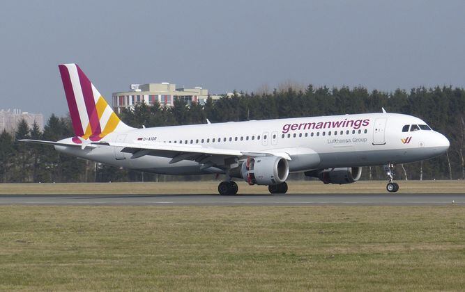 Francia abre la caja negra del Airbus A320 Germanwings, aísla zona del choque