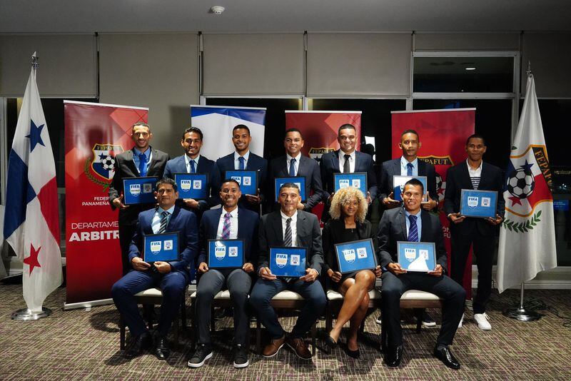 Trece árbitros panameños reciben sus gafetes FIFA 2024