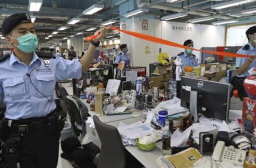 La Policía de Hong Kong allana diario prodemocracia Apple Daily y detiene a cinco ejecutivos