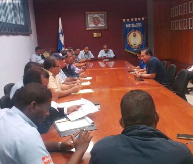 Paro en el transporte afecta a miles de usuarios; siguen conversaciones en Mitradel