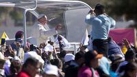 Papa Francisco llega a Chiapas, critica exclusión social de indígenas