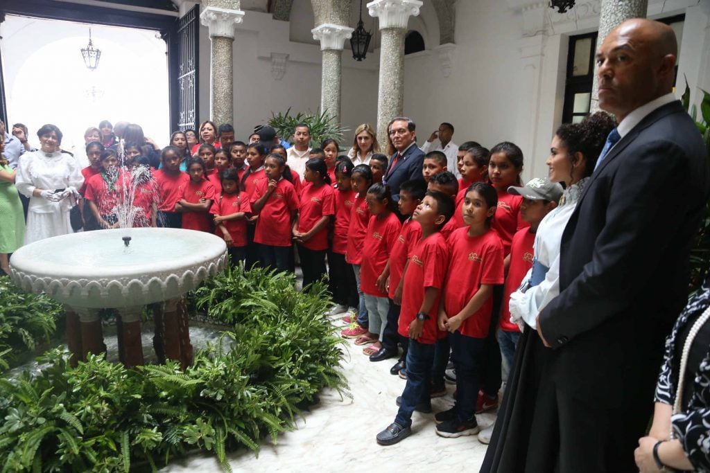 Yazmín, Nito y 104 niños en una tarde ‘histórica’ en la Presidencia