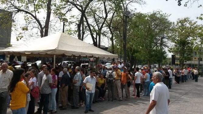 Oposición califica de positivo proceso de recolección de firmas para revocatoria contra Maduro