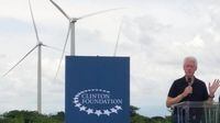 Bill Clinton recorre el parque eólico construido en Coclé