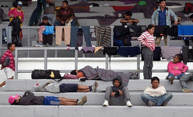 Miembros de caravana migrante llegan a Ciudad de México en su camino a EU