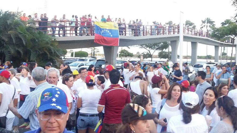 Venezolanos se reúnen en la cinta costera para exigir referendo contra Nicolás Maduro; también protestan en otras 65 ciudades del mundo