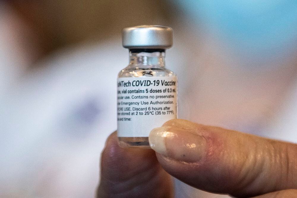 Pfizer busca probar una tercera dosis contra la Covid-19 y una vacuna contra la cepa sudafricana