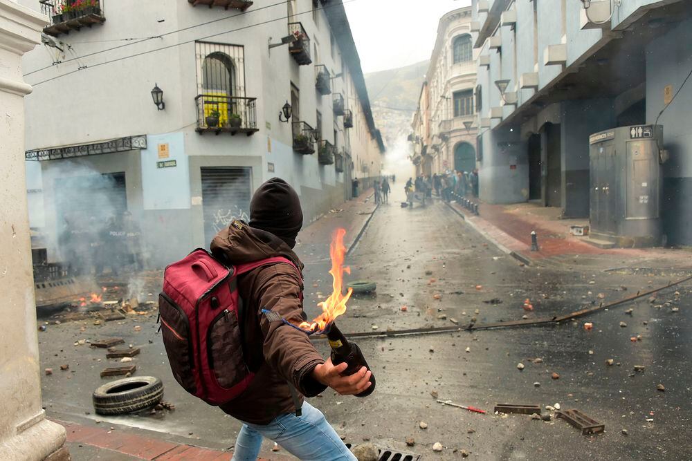 Fuertes choques entre policías y manifestantes en Quito por alza de combustibles
