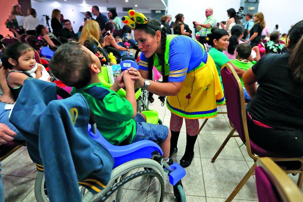 Donan sillas de ruedas para niños