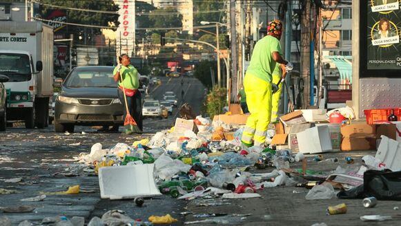 Recogen desperdicios de las calles tras celebración por el pase de Panamá al Mundial 2018