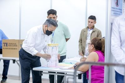 Dos candidatos a presidente y el actual mandatario votan en Atlapa