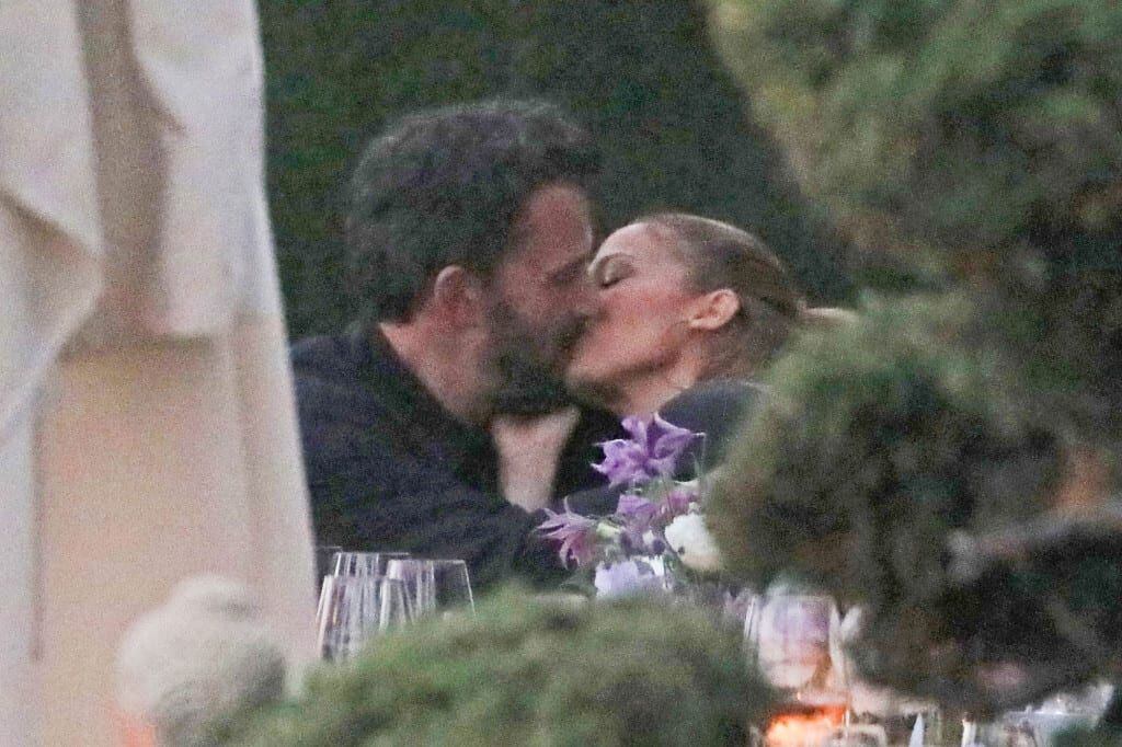 Jennifer López y Ben Affleck, el beso en público 17 años después
