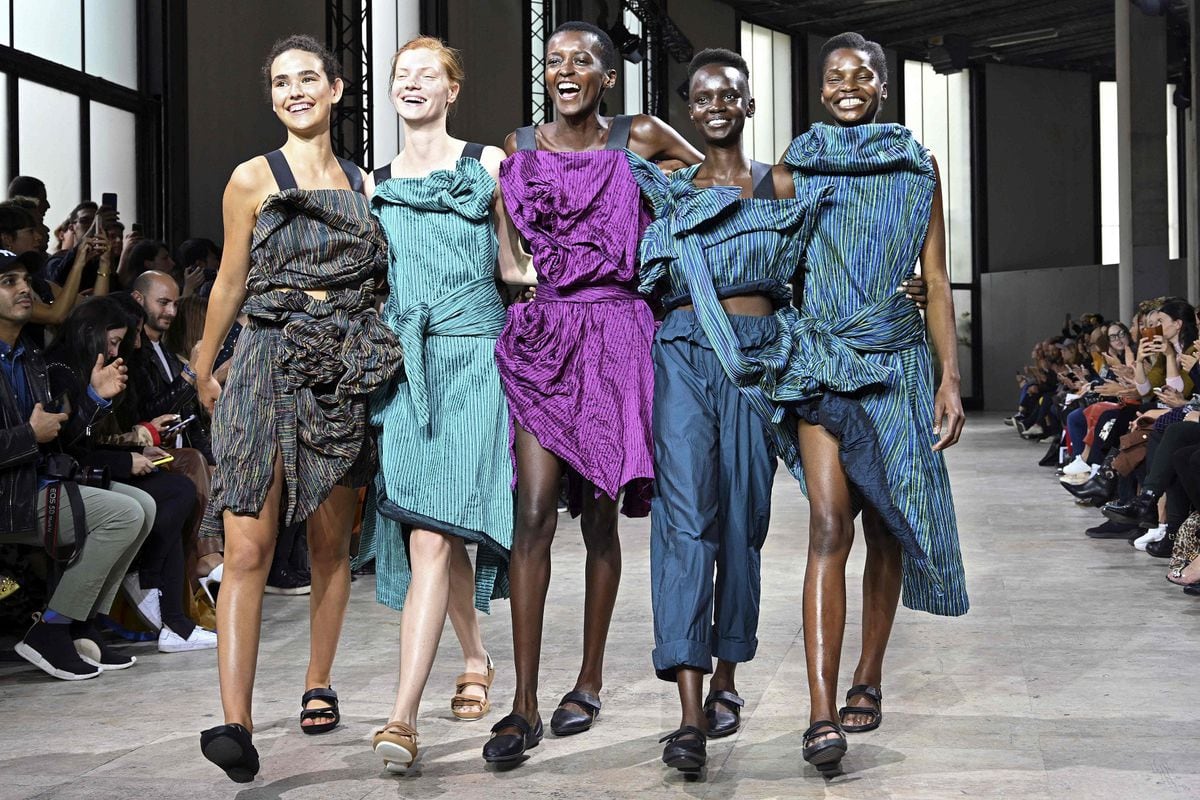 La moda adiós al diseñador Issey Miyake, pionero del uso de ropa cómoda | La Prensa Panamá