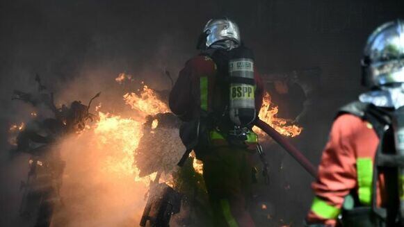 Incendios y gases lacrimógenos durante protesta en París