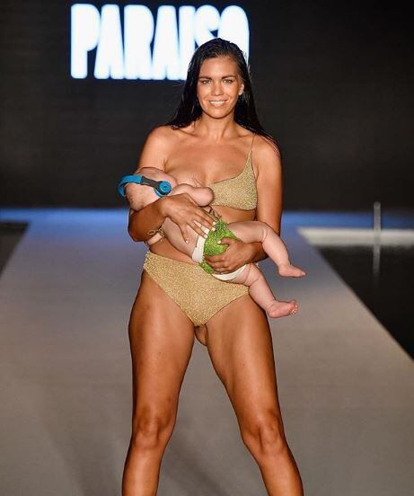 Mara Martin, la modelo que desfiló dándole pecho a su bebé