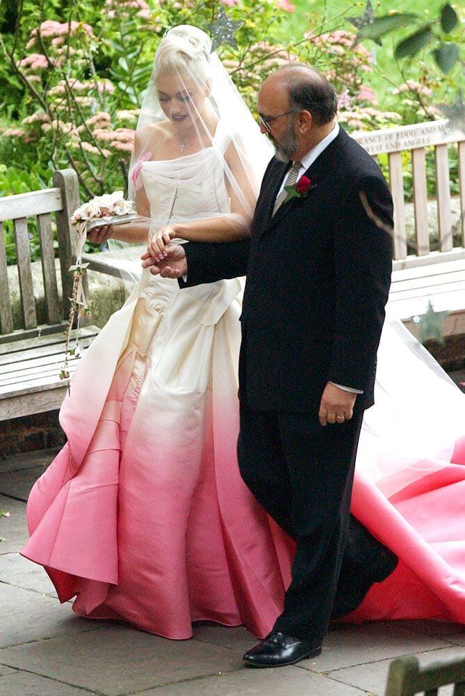 Gwen Stefani, la novia rockera en botas y vestido rosado en el altar