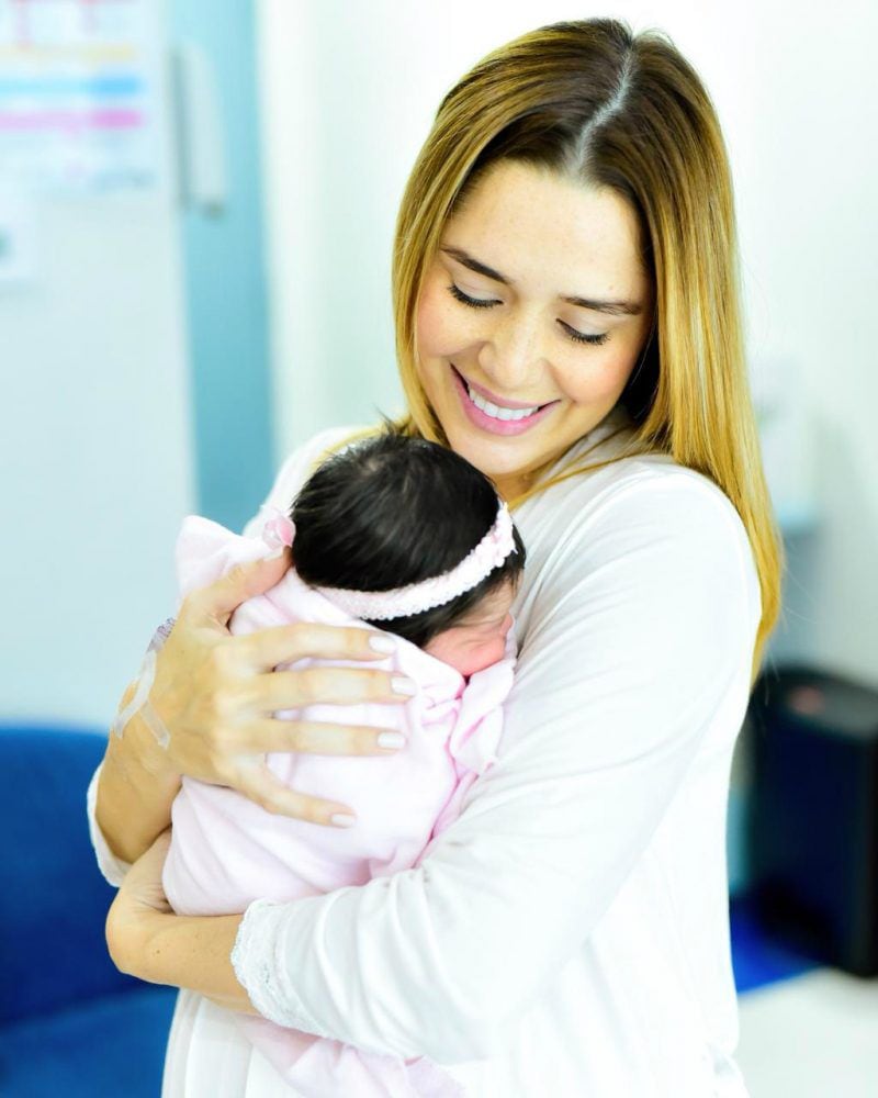 La presentadora Gabriela Moreno presenta a su bebé