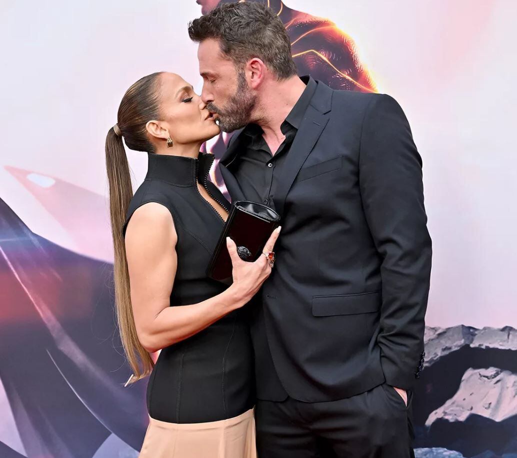 Jennifer López y Ben Affleck se besan en el estreno de la película The Flash
