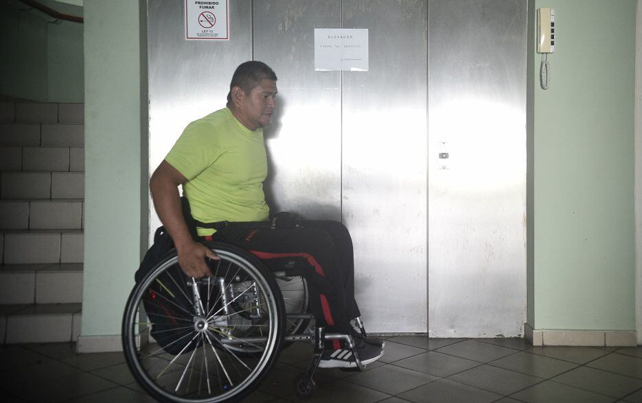 Un medallista panameño de silla de ruedas, un ascensor y su frustración