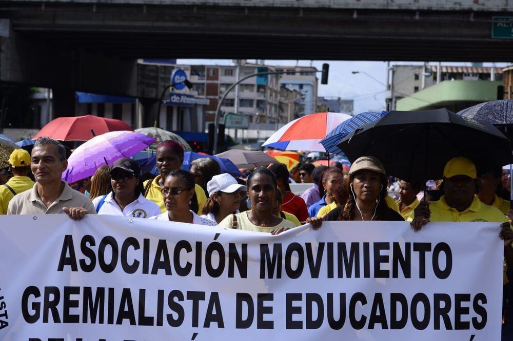 Gobierno y docentes acuerdan instalar mesa bilateral para analizar peticiones