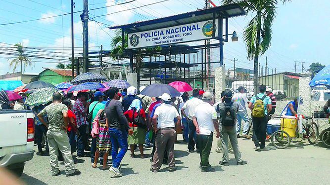 Bocatoreños marchan para exigir mejoras