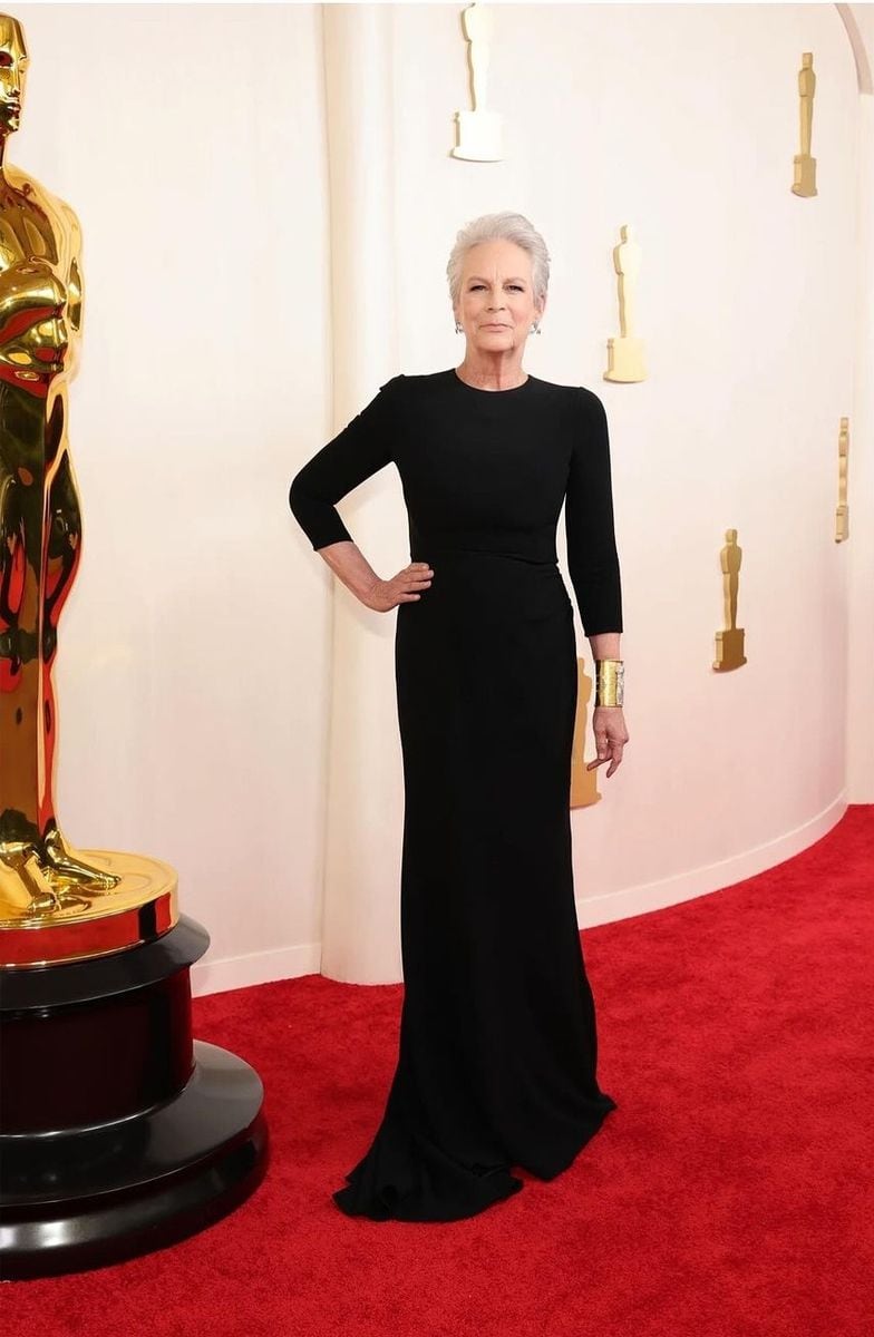 Jamie Lee Curtis enamora en los Óscar con un vestido negro básico de Dolce & Gabbana