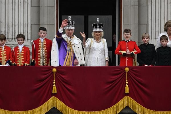 El rey Charles III es coronado, y también su esposa Camila