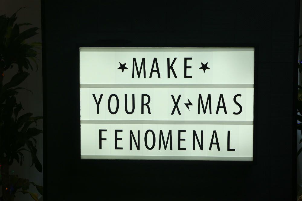 Las chicas de Fenómena Digital llevan el espíritu navideño a su oficina desde noviembre