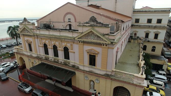 Contraloría refrenda contrato de estudio y restauración del Teatro Nacional