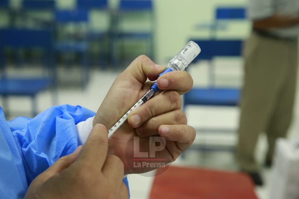Pacientes crónicos ya pueden agendar su cita para recibir la vacuna de Pfizer