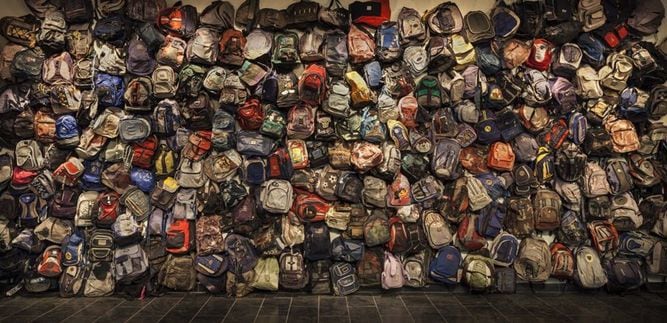 Galería de Nueva York exhibe muro hecho con mochilas de inmigrantes