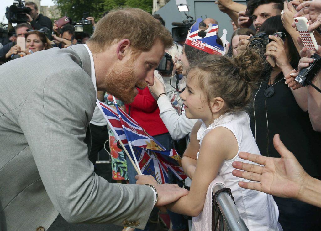 El príncipe Harry saluda a sus seguidores a las afueras del Castillo de Windsor