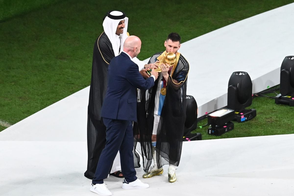 La túnica dorada de Messi: bordada con hilos de oro y hecha con pelaje de camello