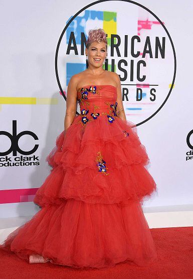 AMAs: 'Despacito' gana colaboración, Fonsi lo dedica a Puerto Rico