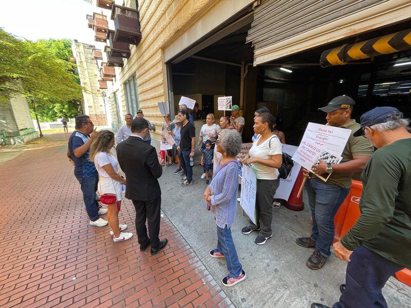 Residentes del Casco Antiguo protestan por la apropiación de estacionamientos