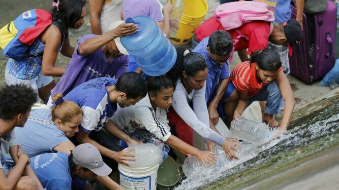 Venezolanos se desesperan por conseguir agua