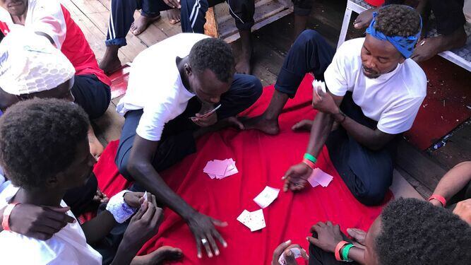 Italia autoriza desembarco de 27 menores de buque humanitario