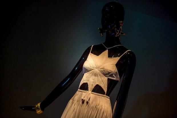Hubert de Givenchy y su exhibición en Francia