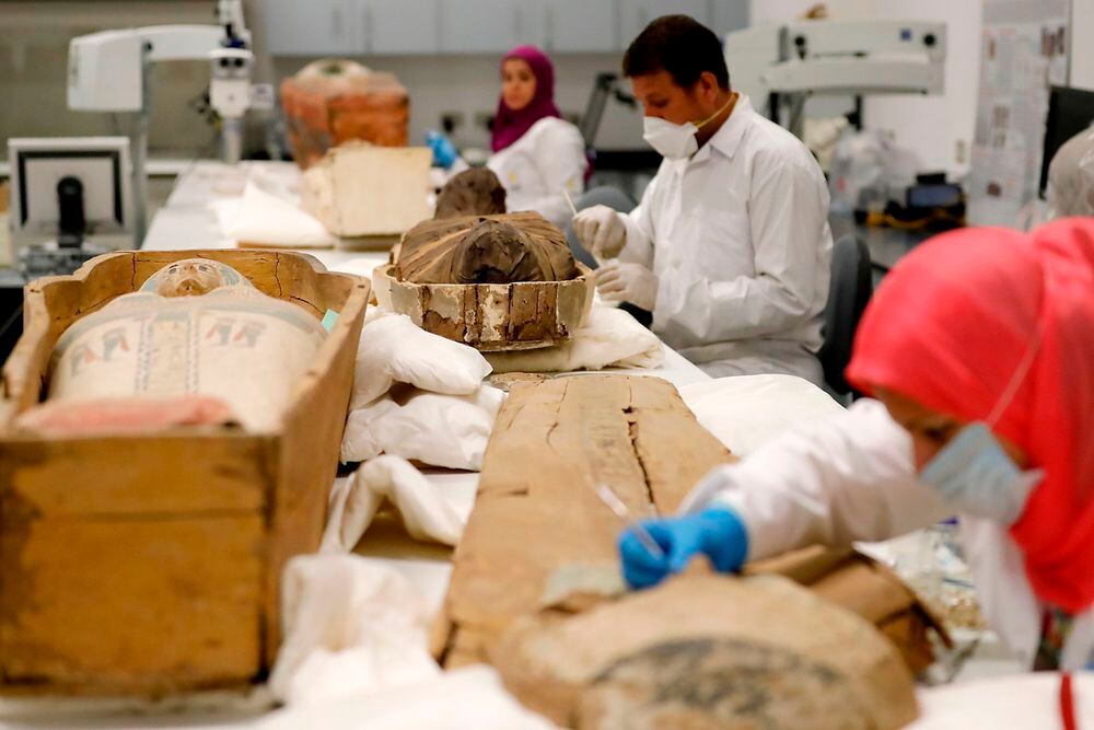 Egipto exhibe la restauración del sarcófago dorado de Tutankamón