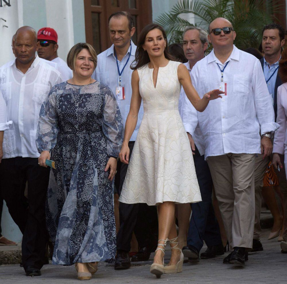 Las lecciones de estilo veraniego de la reina Letizia en Cuba