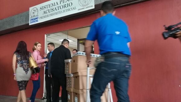 Caso Martinelli: examinan disco compacto con datos de correo electrónico; el juez desaloja la sala
