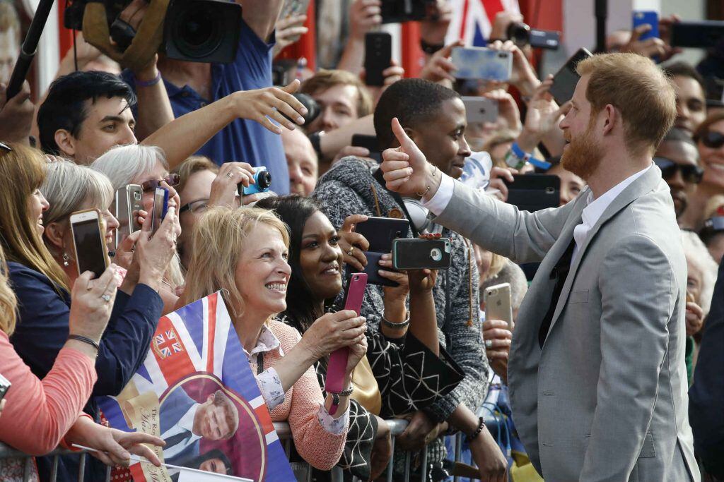El príncipe Harry saluda a sus seguidores a las afueras del Castillo de Windsor