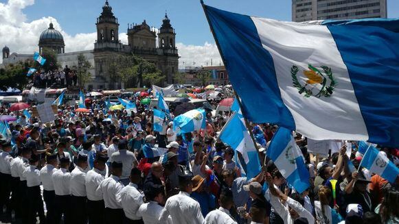 '¡Que renuncien los corruptos!', gritan miles en Guatemala