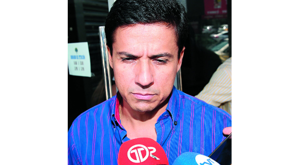 Exministro Jaime Ford sale de El Renacer